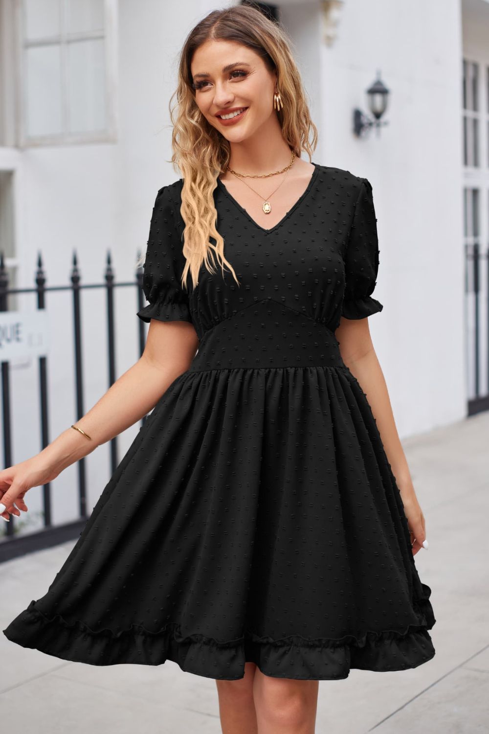 Vestido con escote en V y mangas con volantes y ribete de lunares suizos