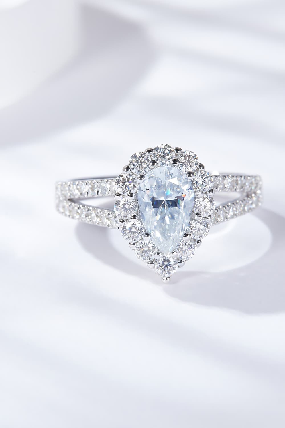 Anillo de espiga dividida en forma de lágrima de moissanita de 1 quilate
