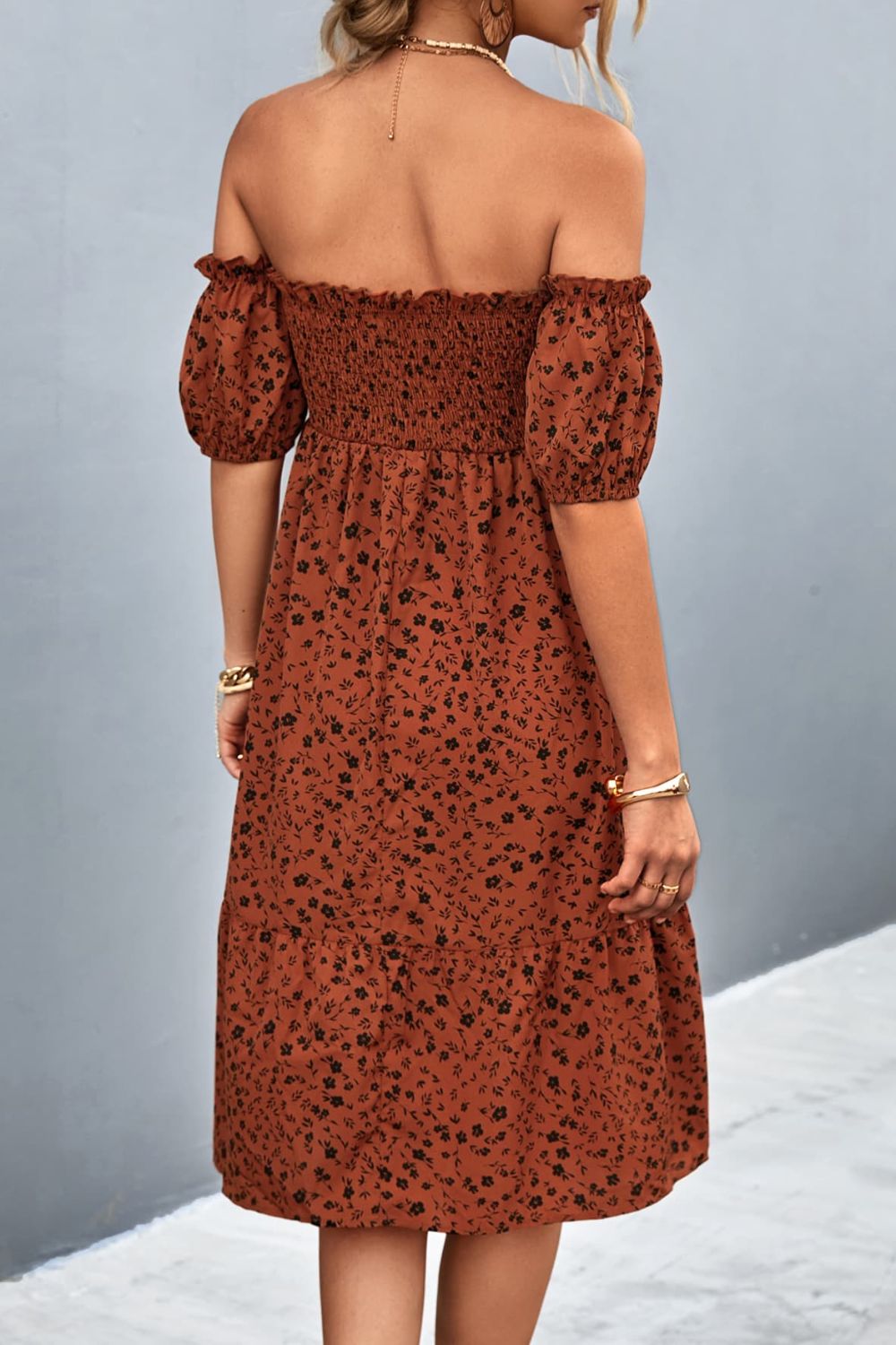 Vestido con hombros descubiertos, fruncido y ribete de volantes con estampado floral ditsy
