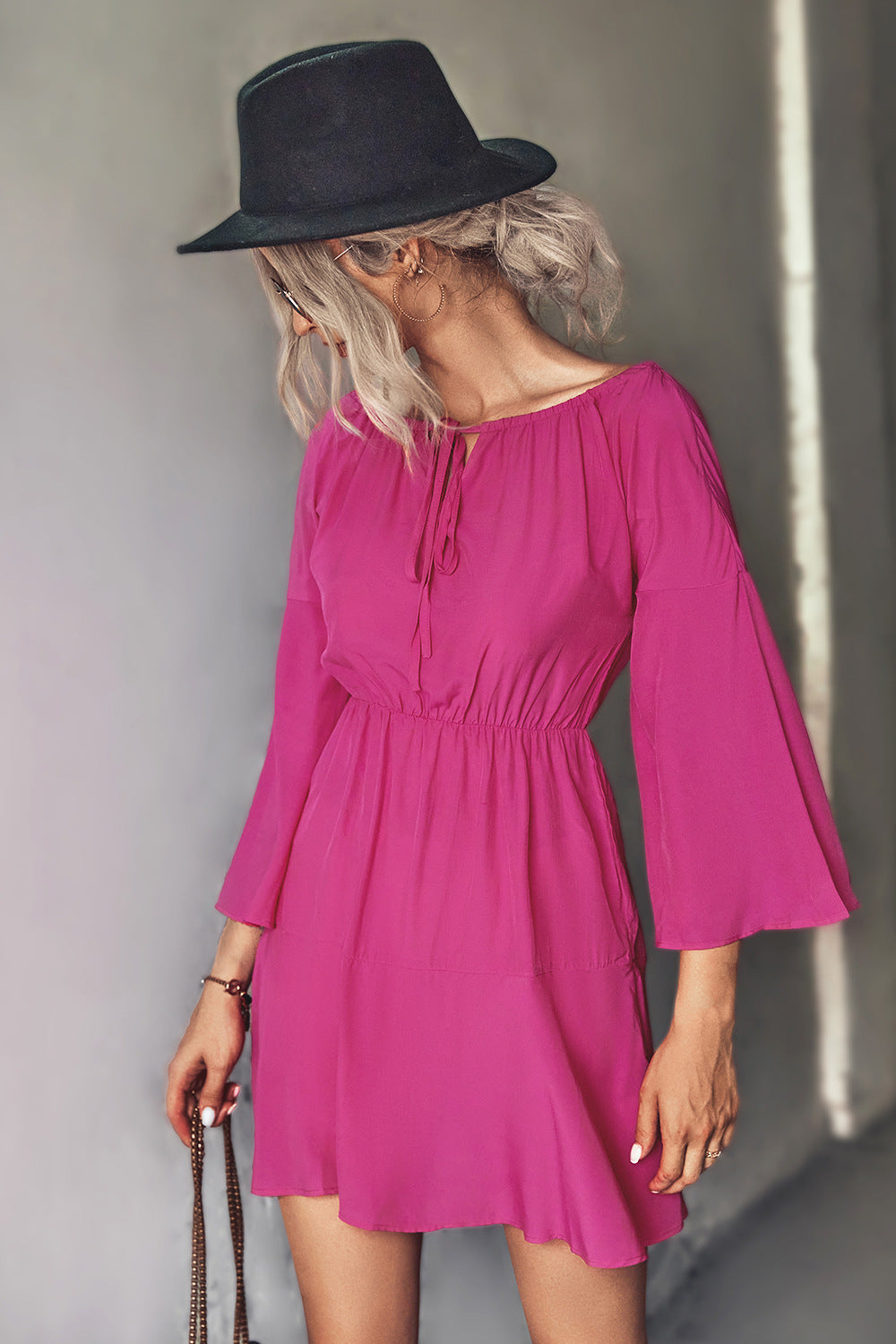 Mini vestido de manga acampanada con cuello anudado
