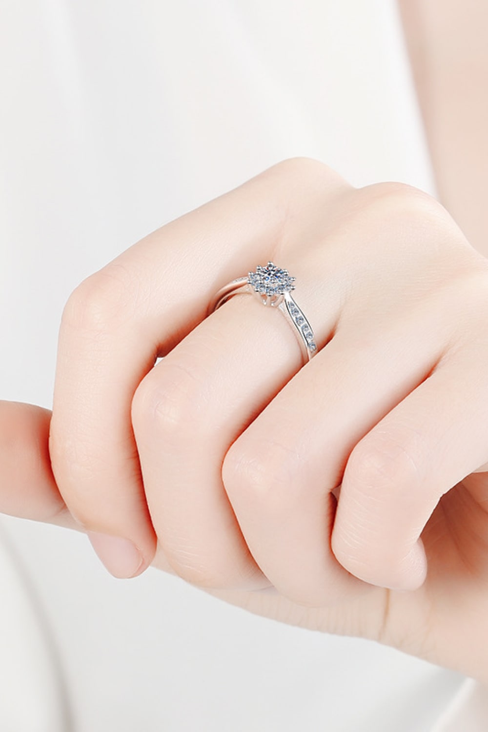 Anillo de copo de nieve chapado en rodio moissanite