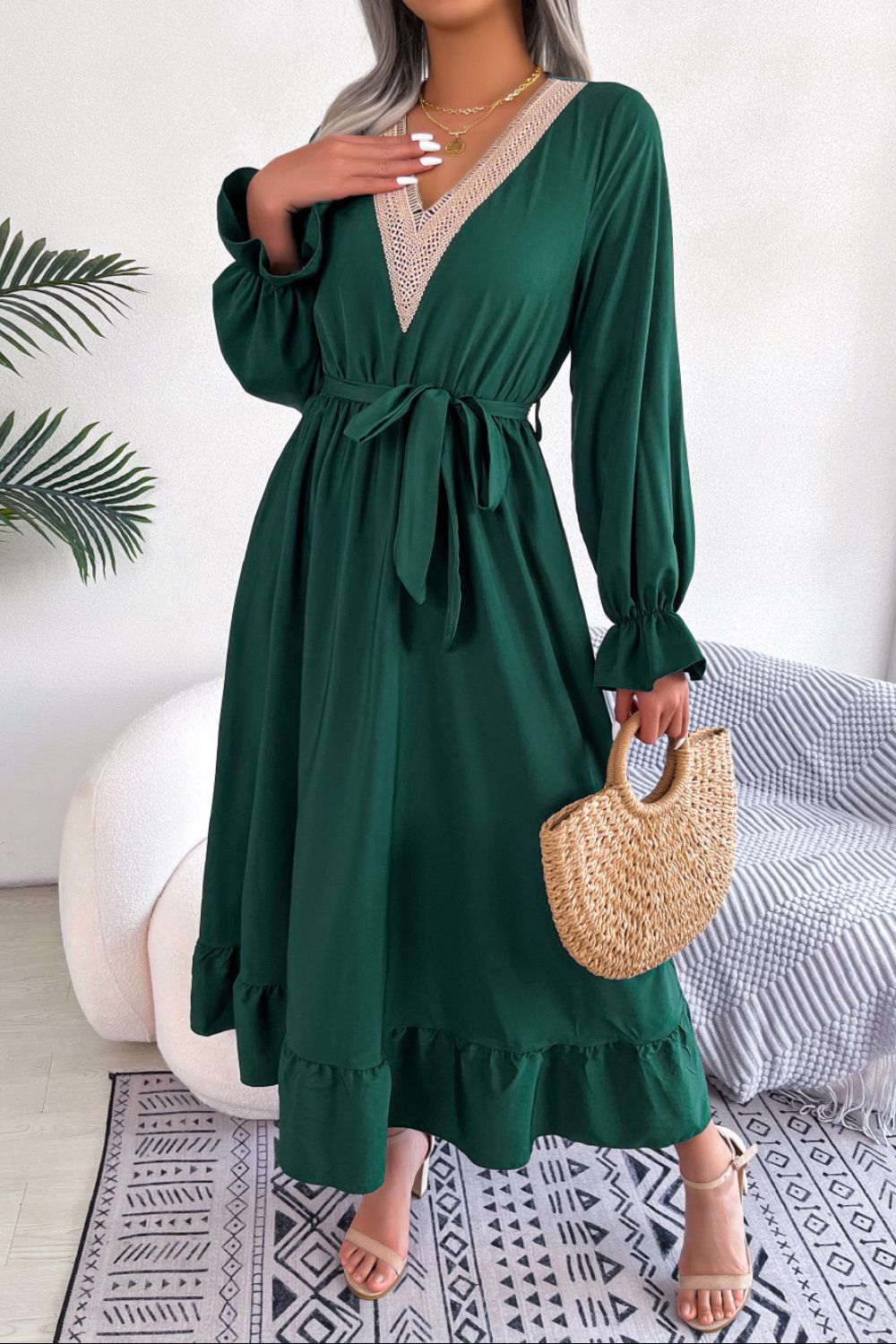 Vestido de manga con volantes y cinturón en contraste