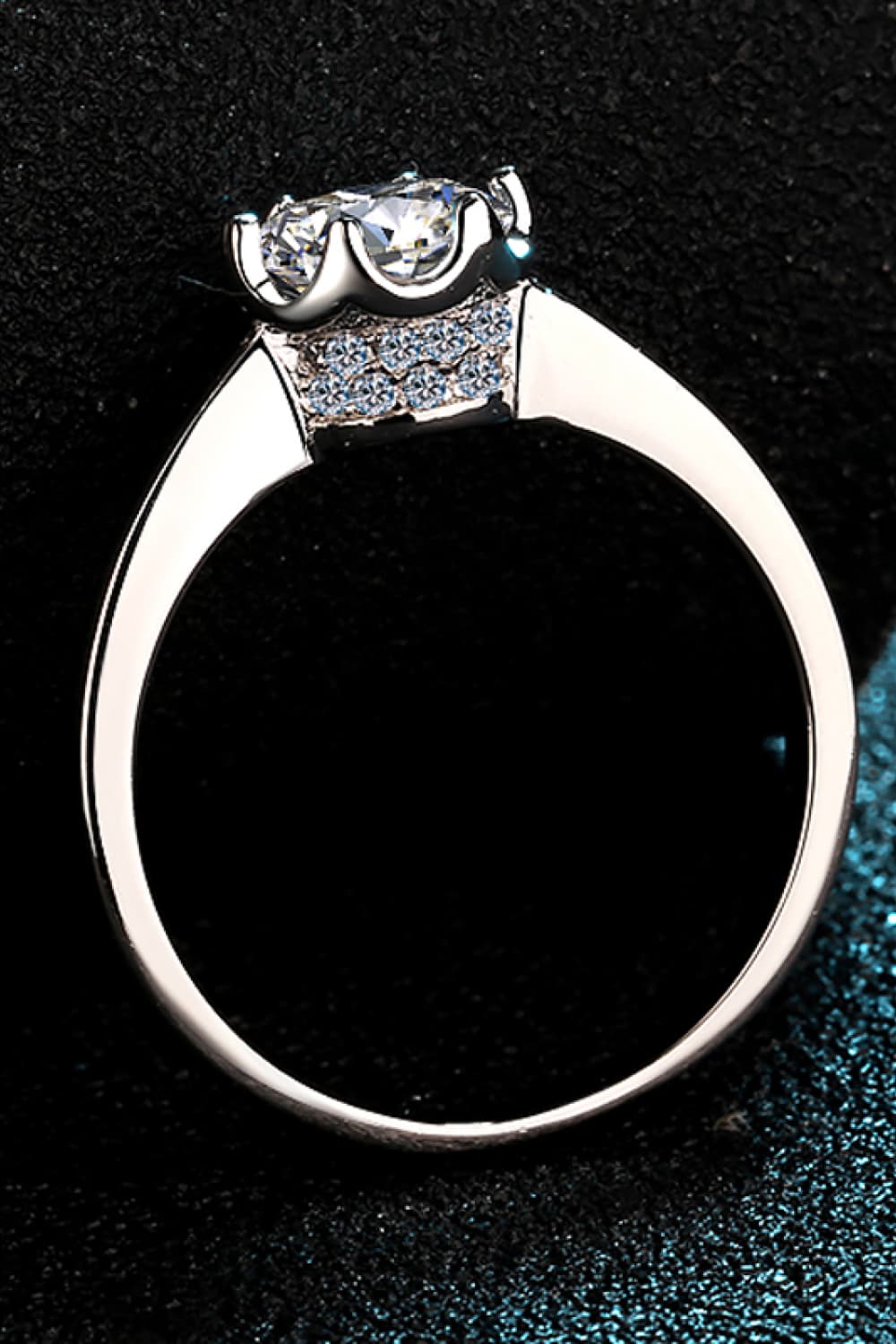 Anillo solitario chapado en rodio con moissanita de 1 quilate