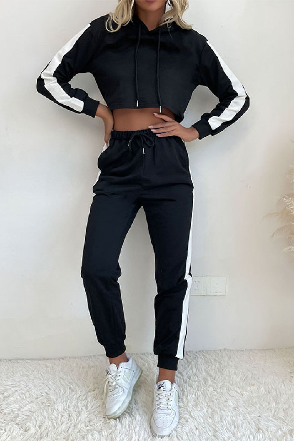 Conjunto corto de sudadera con capucha y chándal con raya lateral