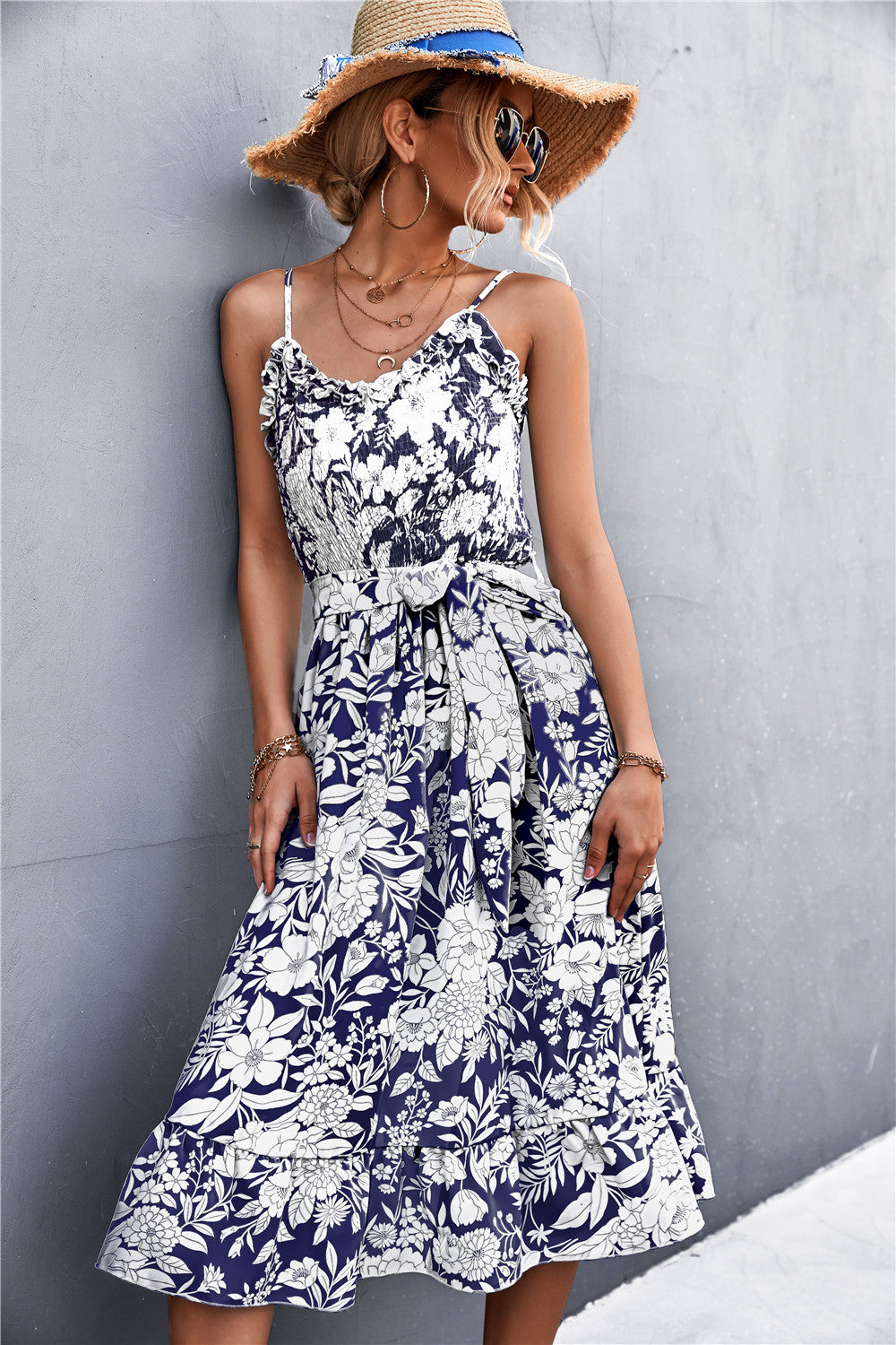 Vestido de tirantes finos con escote redondo y ribete de volantes florales