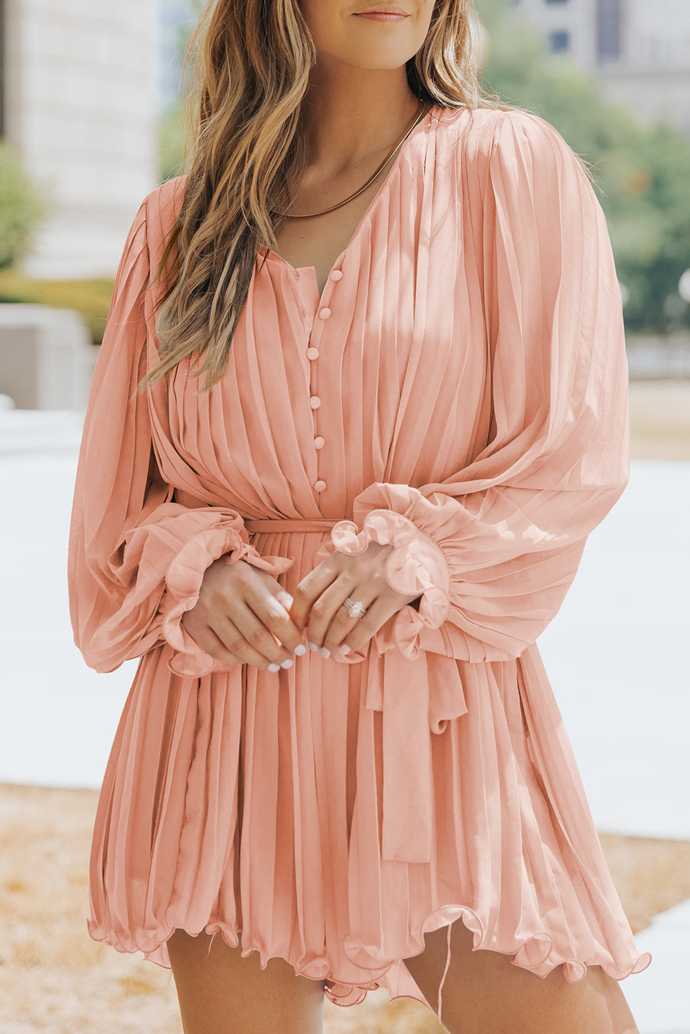 Mameluco plisado con botones en la parte delantera y mangas con volantes