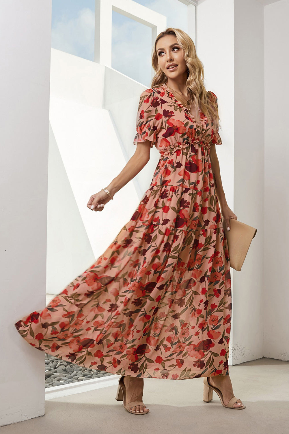 Vestido floral con escote en V y mangas cortas con volantes