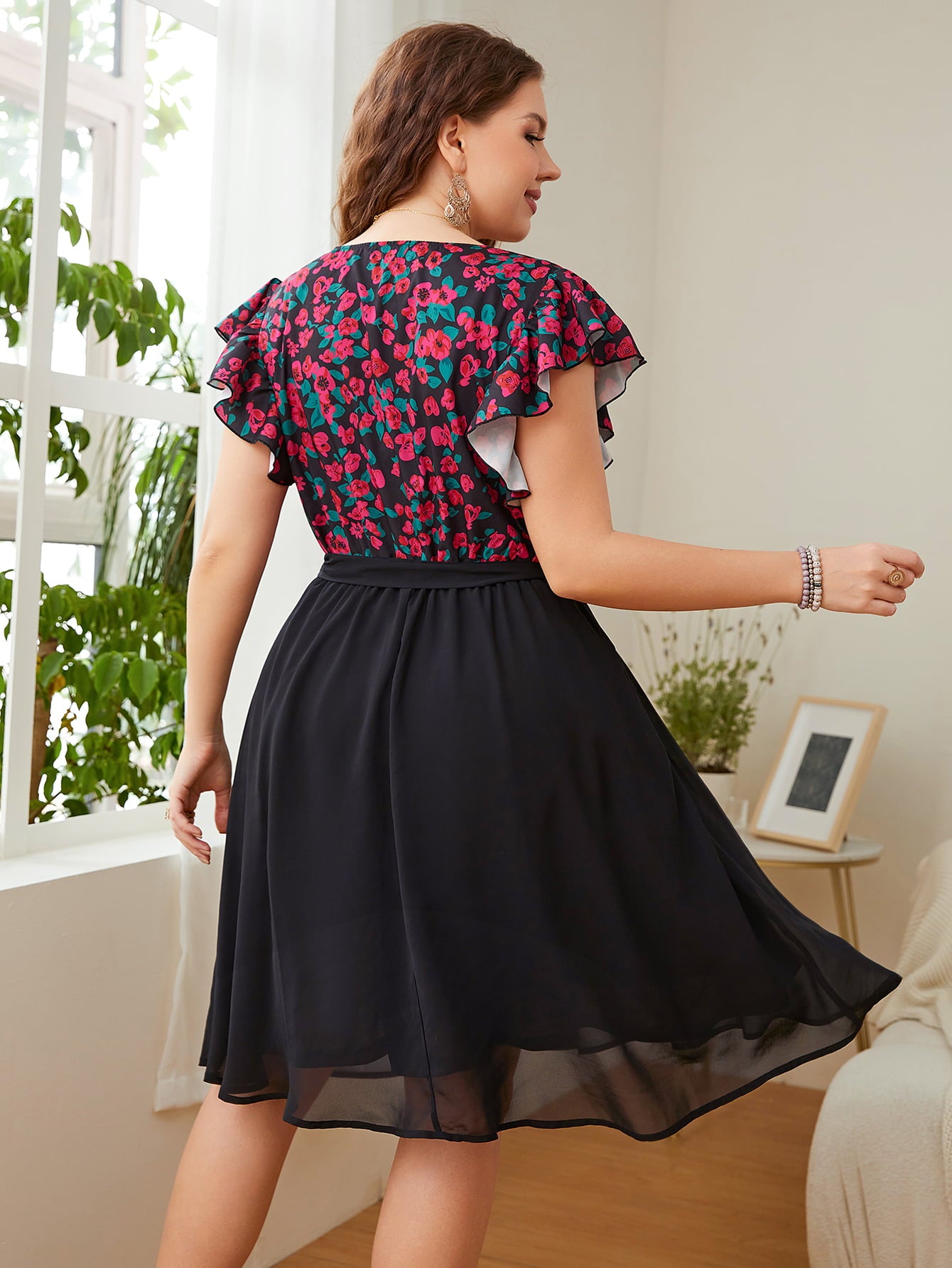 Vestido de talla grande con mangas abullonadas y cuello cruzado con estampado floral