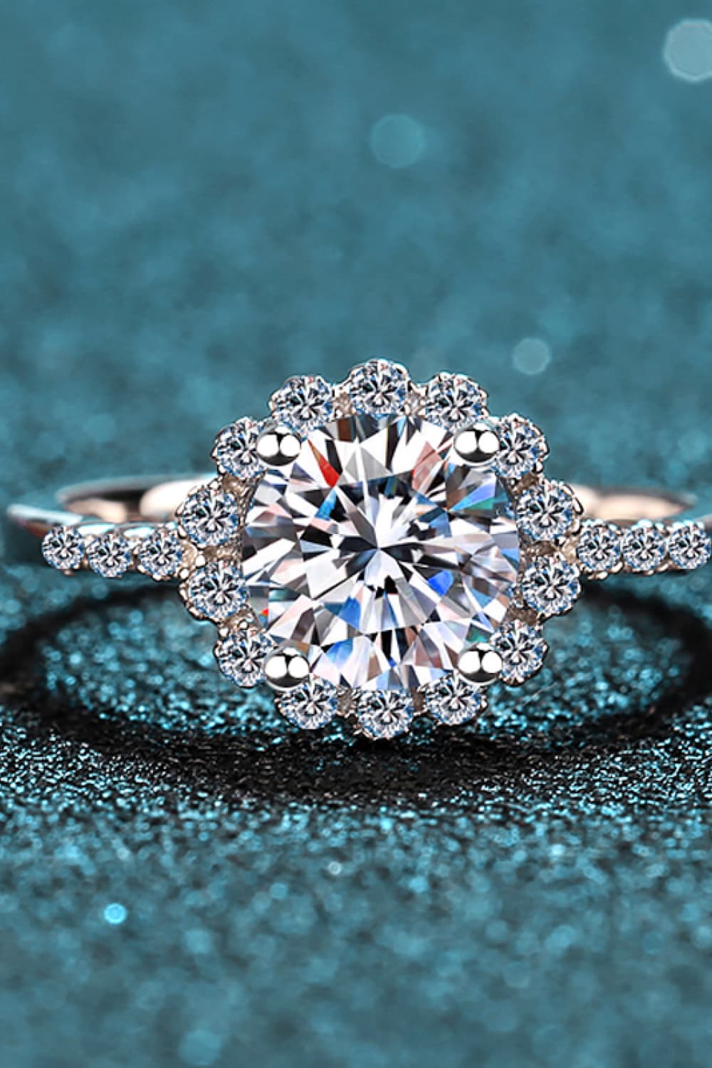 Anillo de halo chapado en rodio con moissanita de 1 quilate