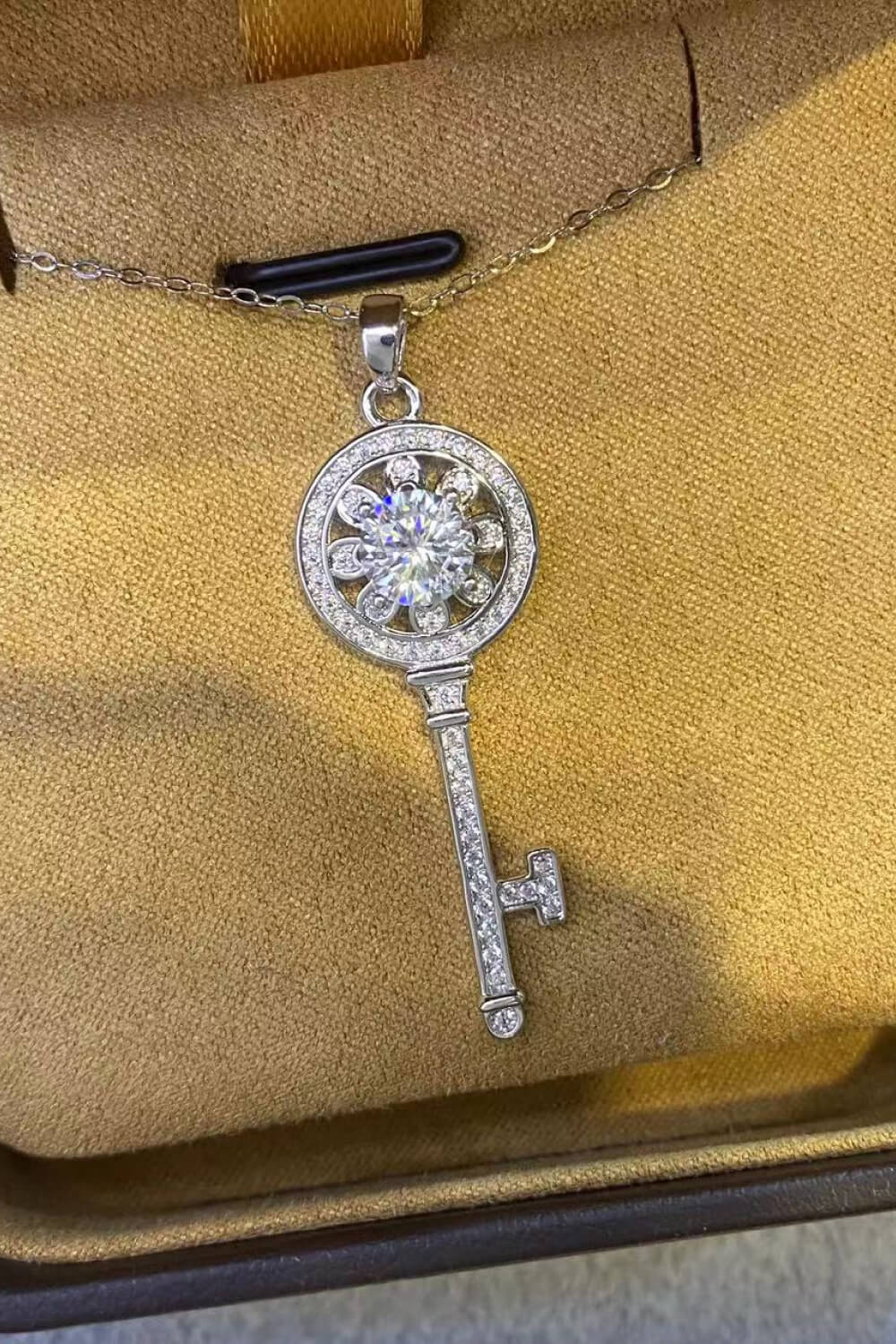 Collar con colgante de llave chapado en platino con moissanita de 1 quilate