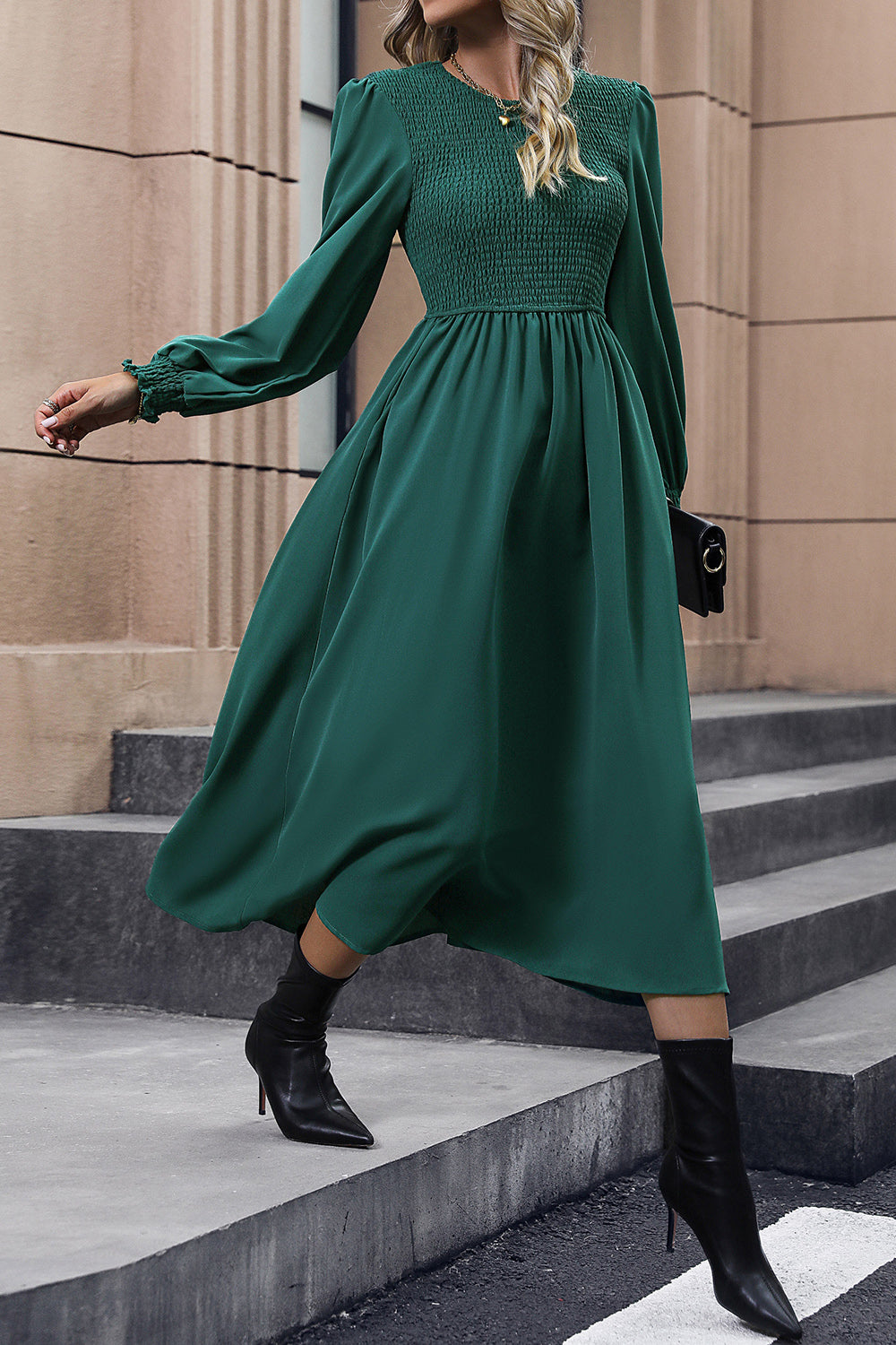 Vestido midi de manga larga fruncido