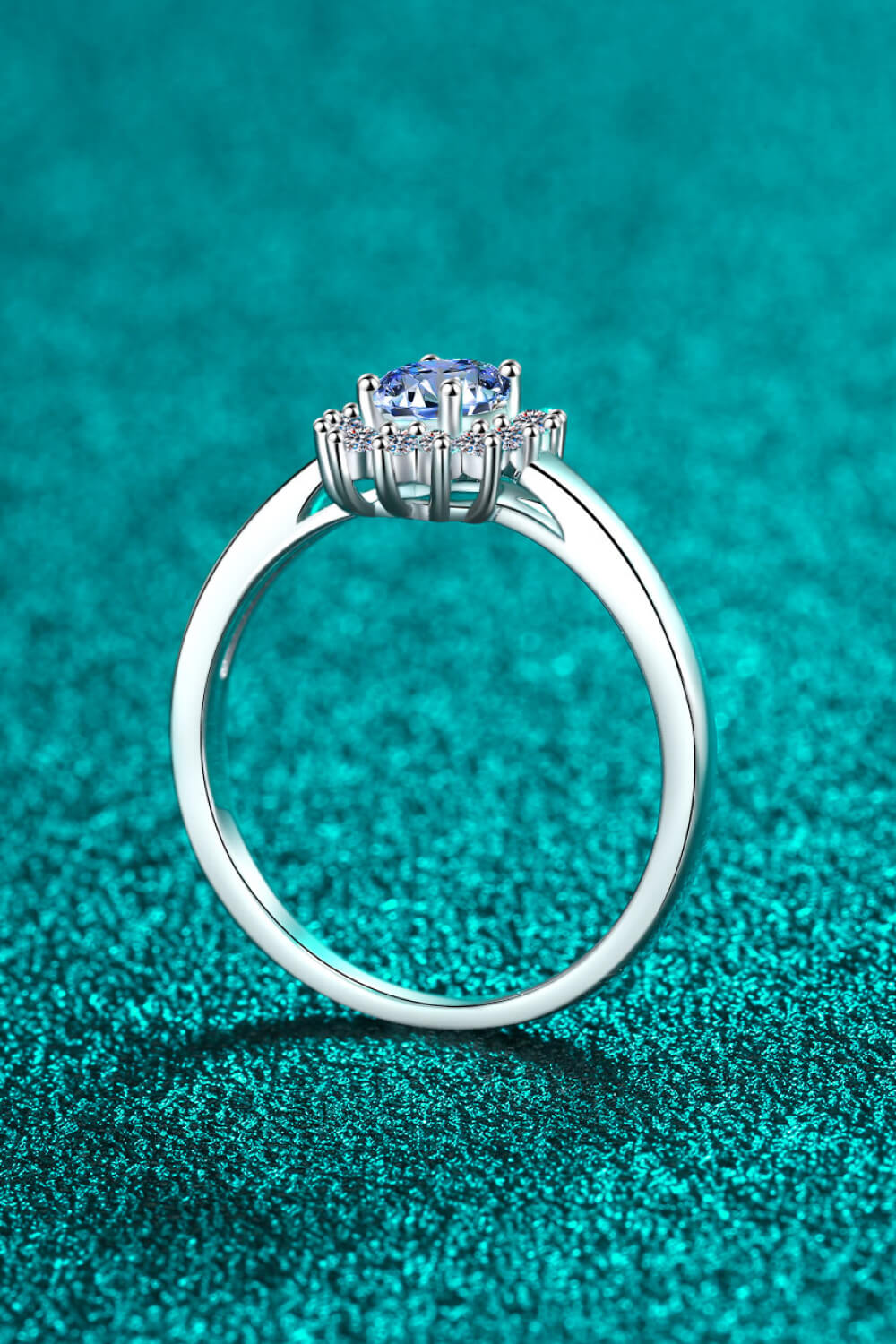 En mi propio anillo de moissanita