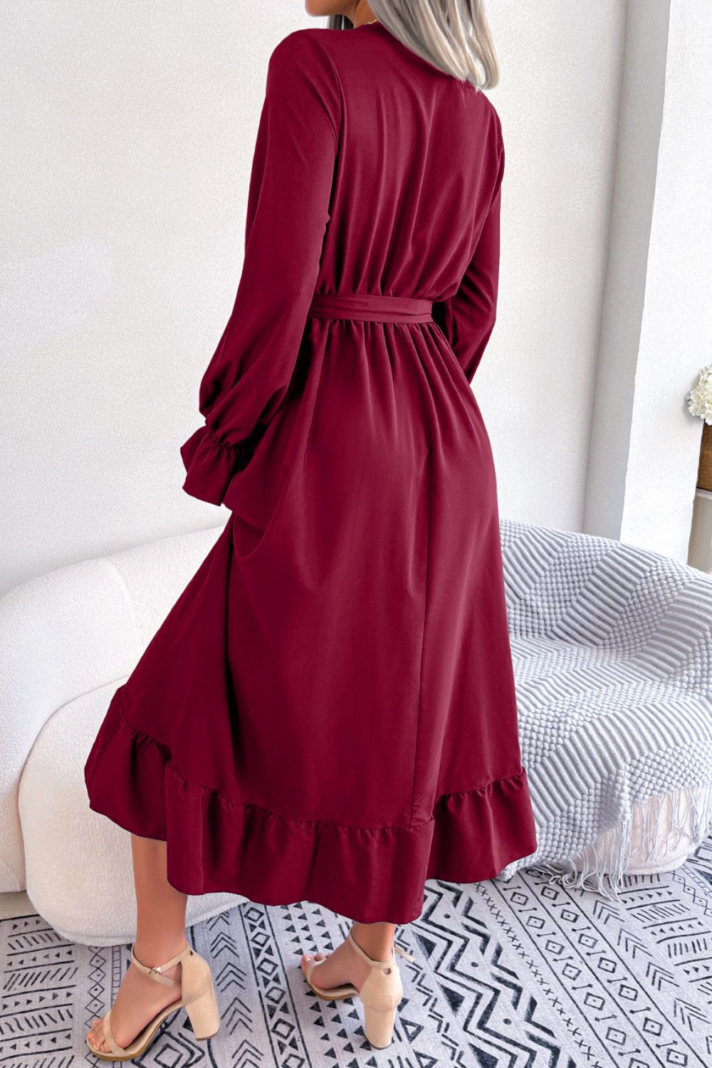 Vestido de manga con volantes y cinturón en contraste