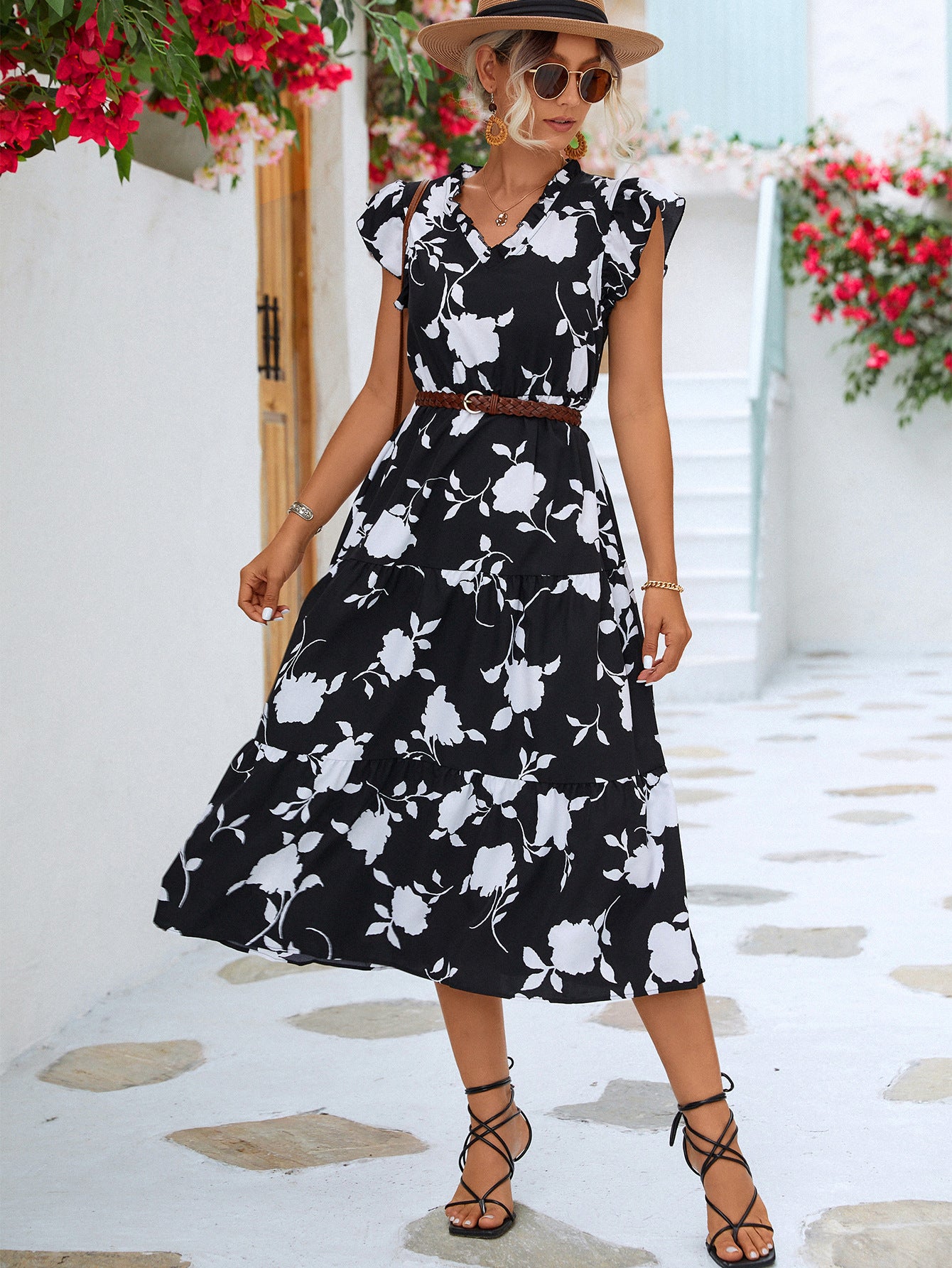 Vestido midi escalonado con cuello en V y ribete floral con volantes