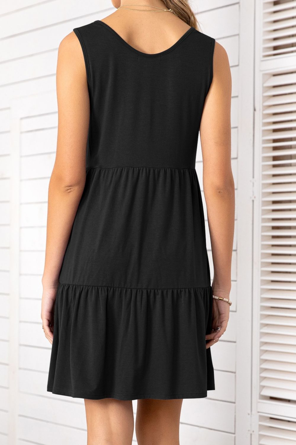 Vestido escalonado sin mangas con cuello redondo y botones decorativos