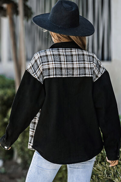 Chaqueta vaquera con botones y bolsillos a cuadros