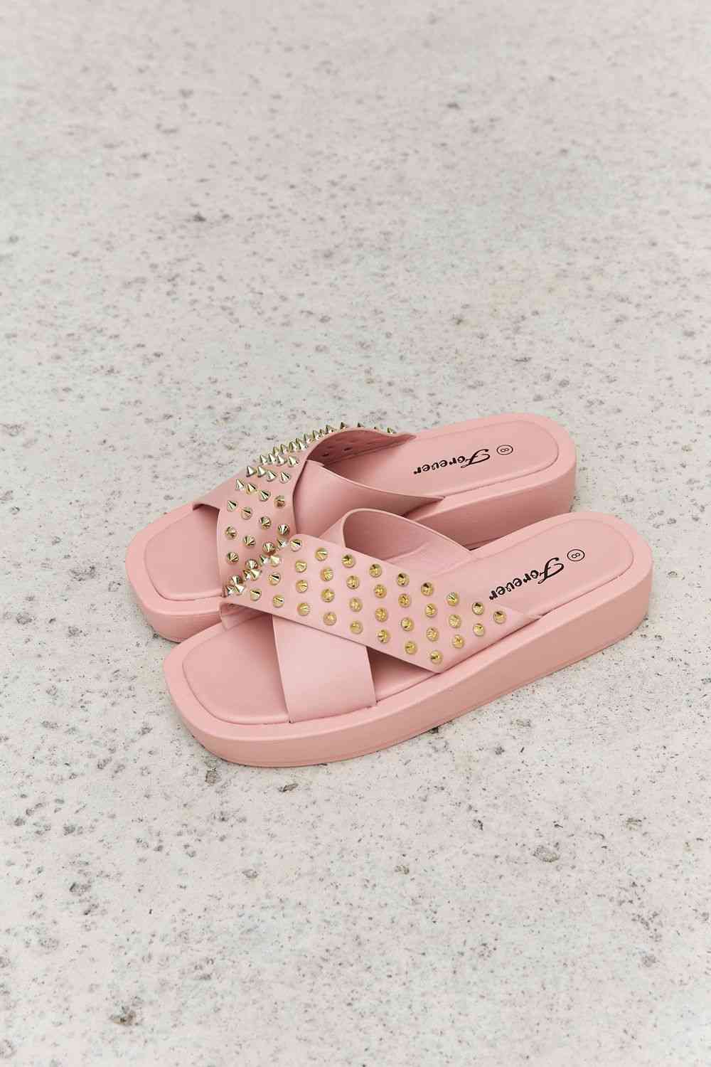 Sandalias con tiras cruzadas y tachuelas Forever Link en color rubor