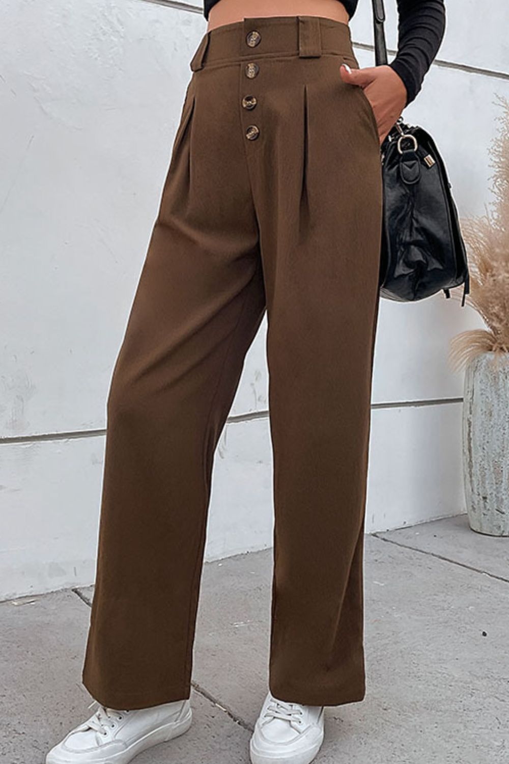 Pantalones de pierna ancha con cintura plisada y bolsillos