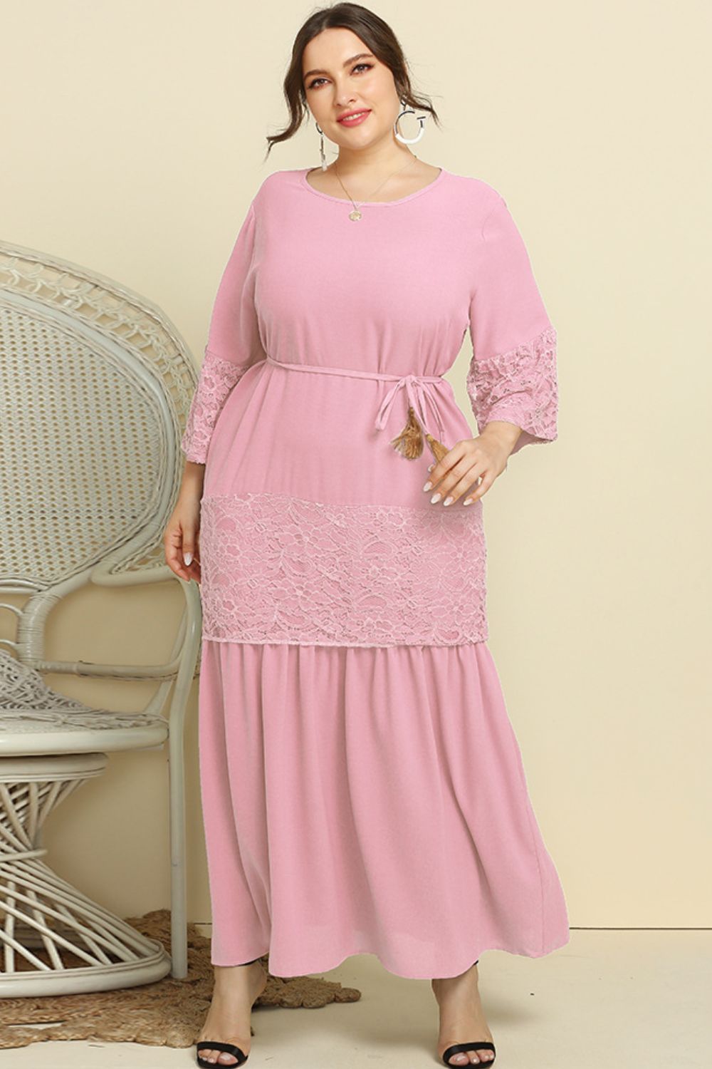 Vestido con cinturón y borlas de encaje empalmado de talla grande