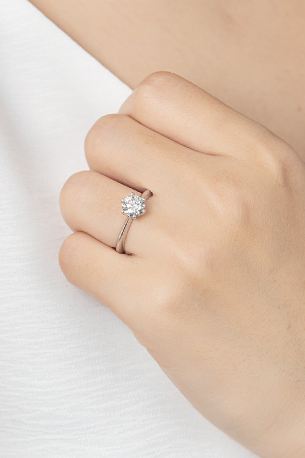 Anillo chapado en platino con moissanita de 1 quilate de Wonderful Life