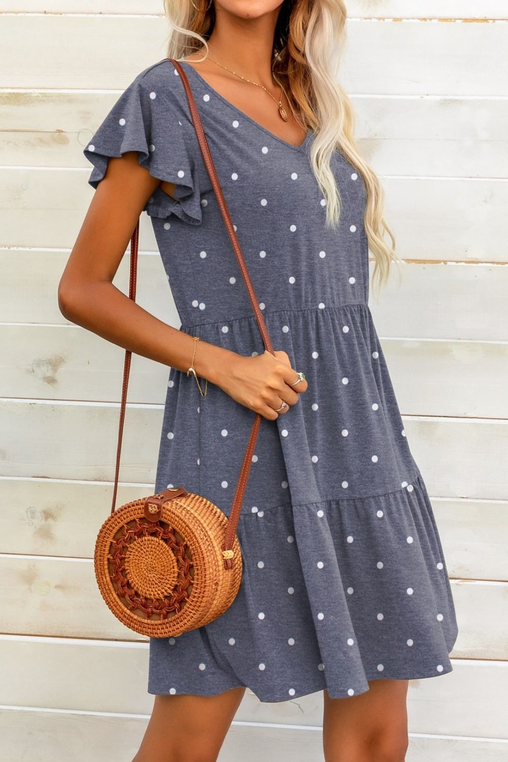 Minivestido de lunares con cuello en V y manga ondulada
