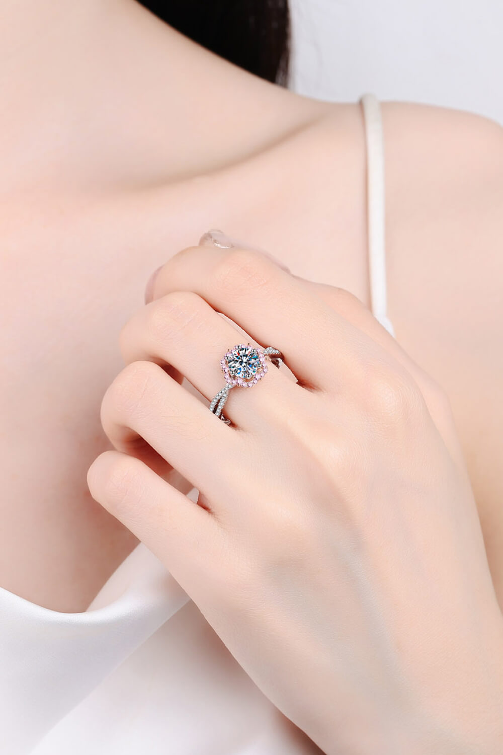 Anillo cruzado en forma de flor de moissanita de 1 quilate