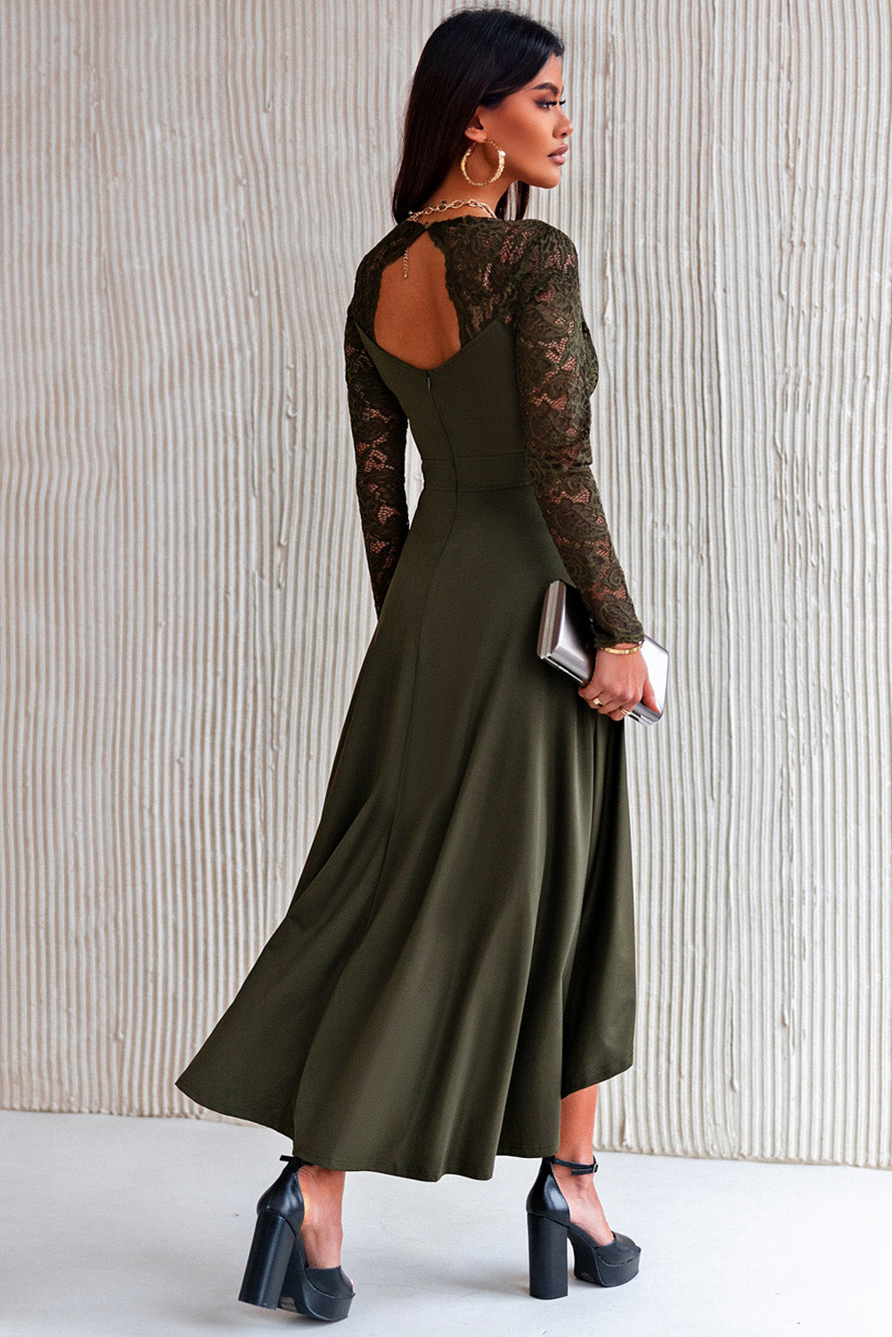 Vestido de encaje con escote en V alto y bajo