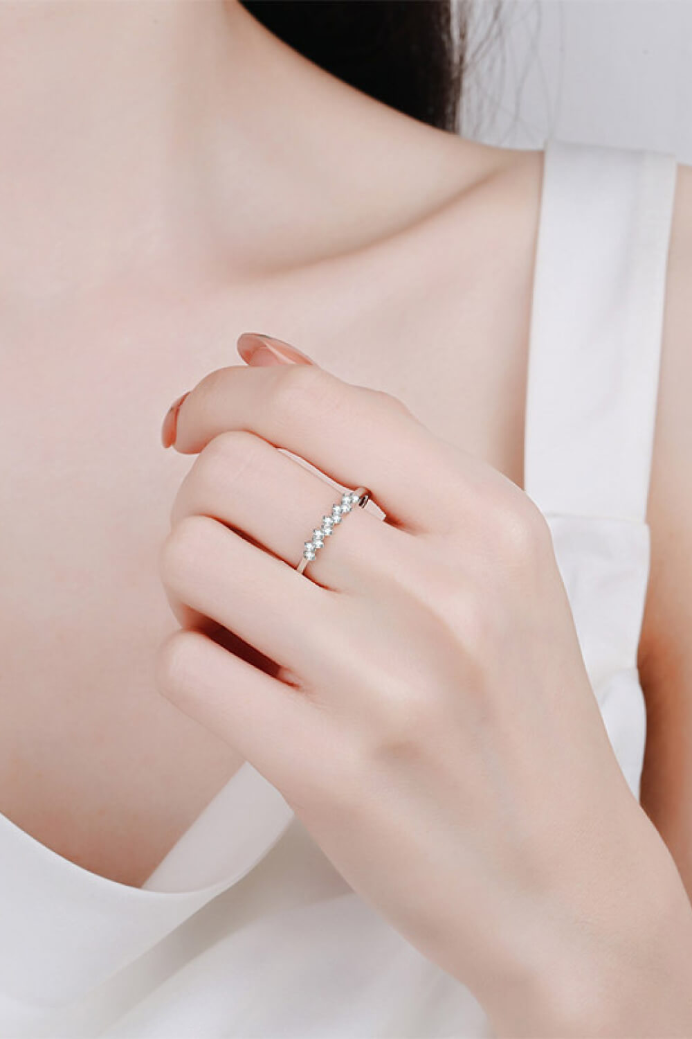 Llamativo anillo de moissanita de plata esterlina 925