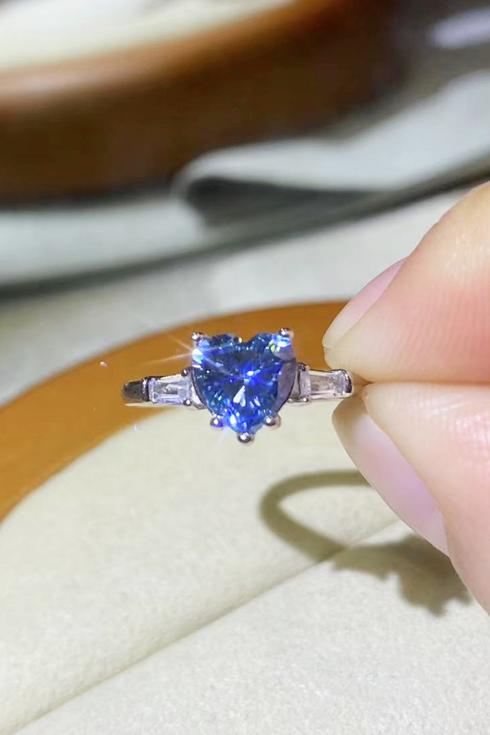 Anillo enchapado en platino con forma de corazón de moissanita de 1 quilate en azul