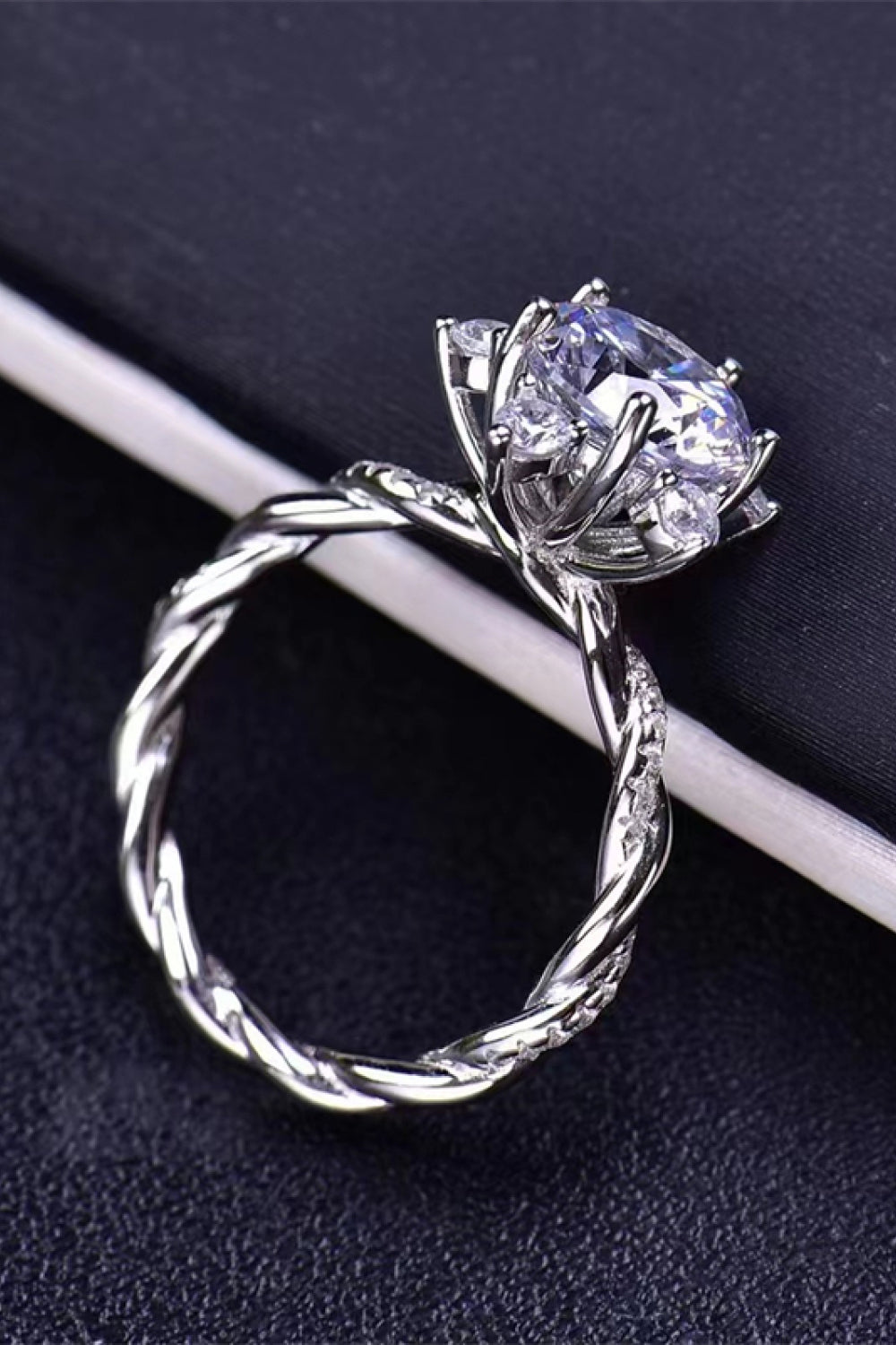 Anillo torcido de moissanita de 3 quilates