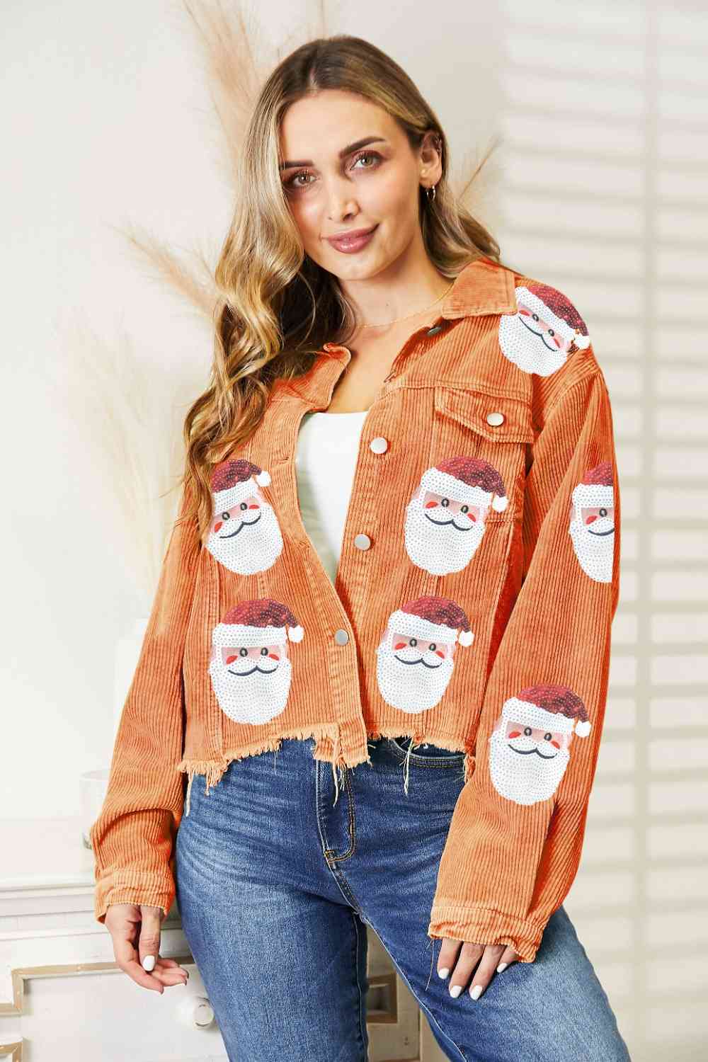 Chaqueta con dobladillo sin rematar y lentejuelas de Papá Noel