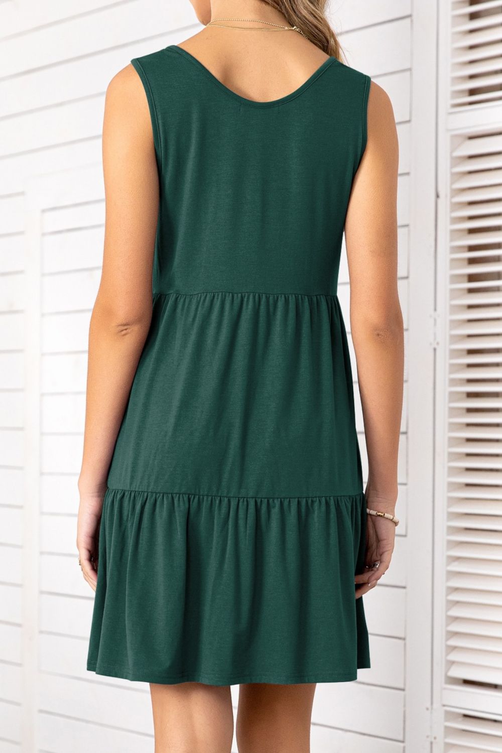 Vestido escalonado sin mangas con cuello redondo y botones decorativos