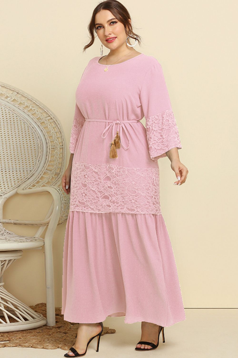 Vestido con cinturón y borlas de encaje empalmado de talla grande