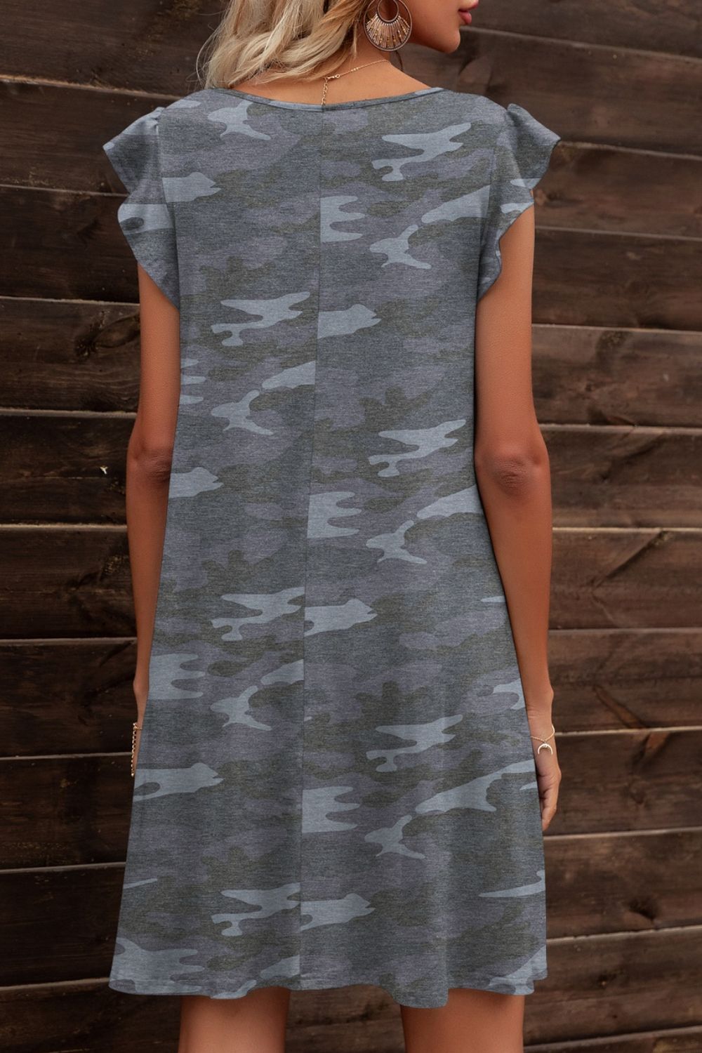 Vestido de cuello redondo con manga de mariposa