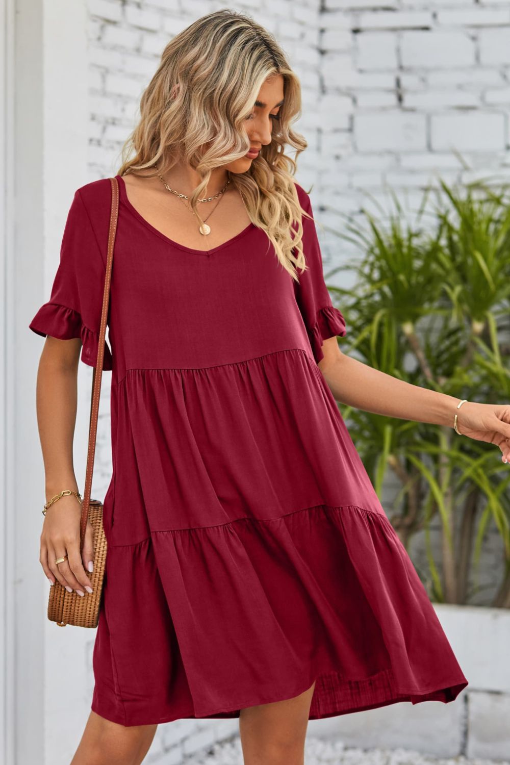 Vestido con escote en V, mangas con volantes y capas