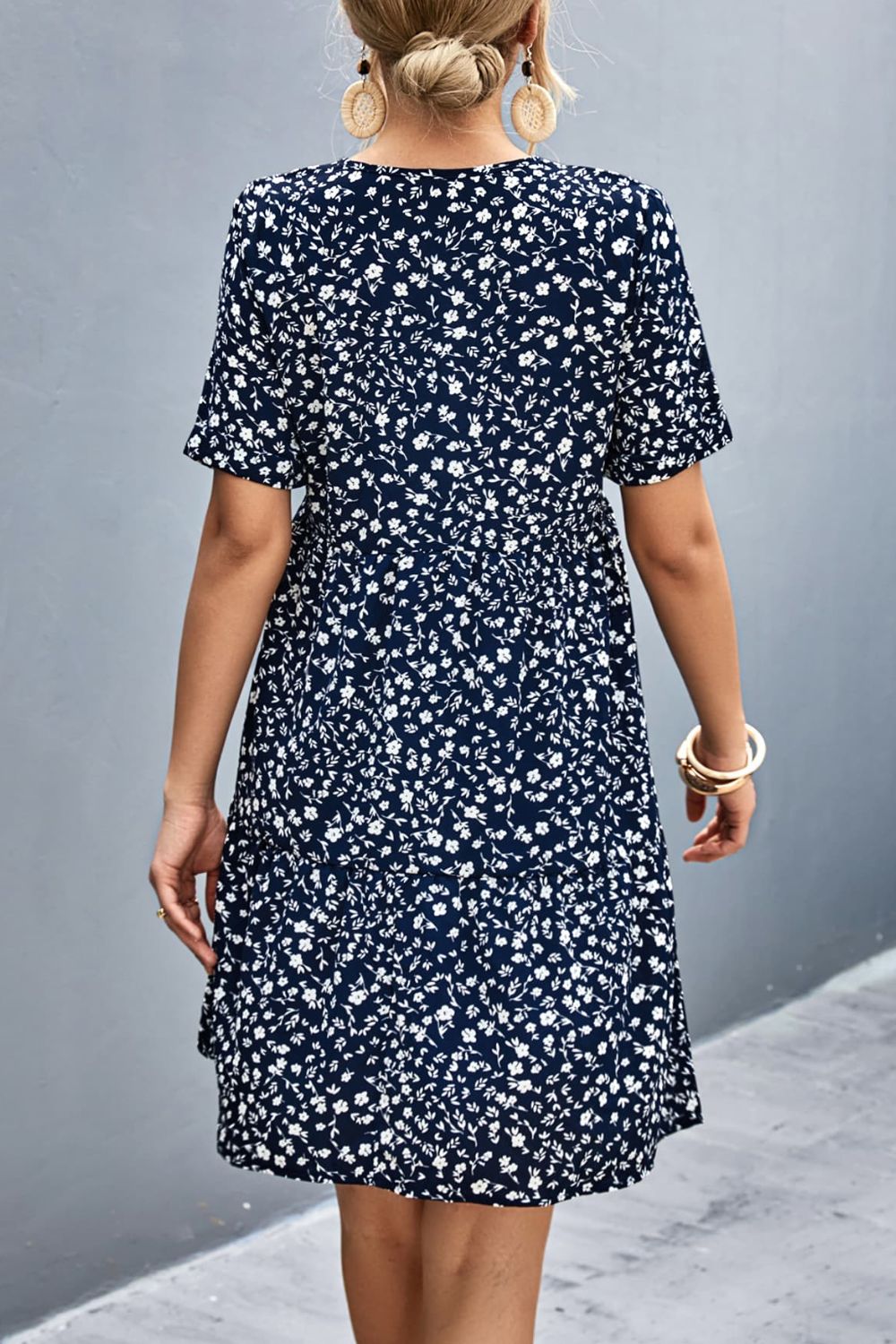 Vestido estilo imperio con escote pronunciado y manga corta con estampado floral ditsy