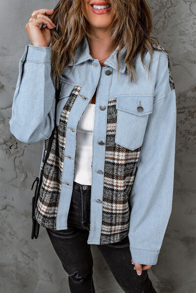 Chaqueta vaquera con botones y bolsillos a cuadros