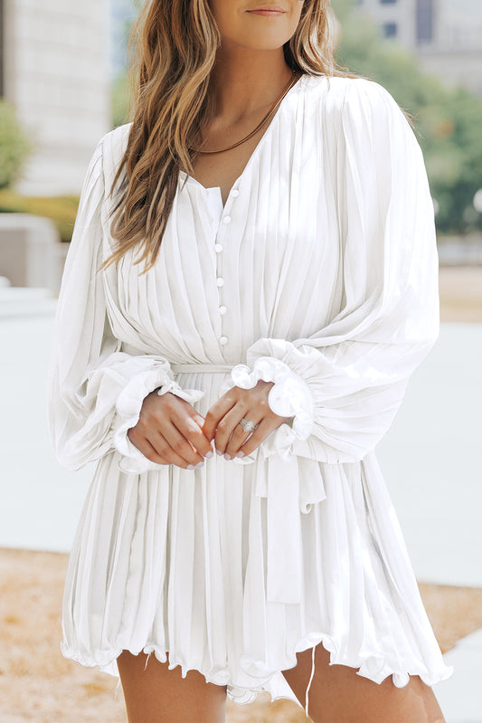 Mameluco plisado con botones en la parte delantera y mangas con volantes