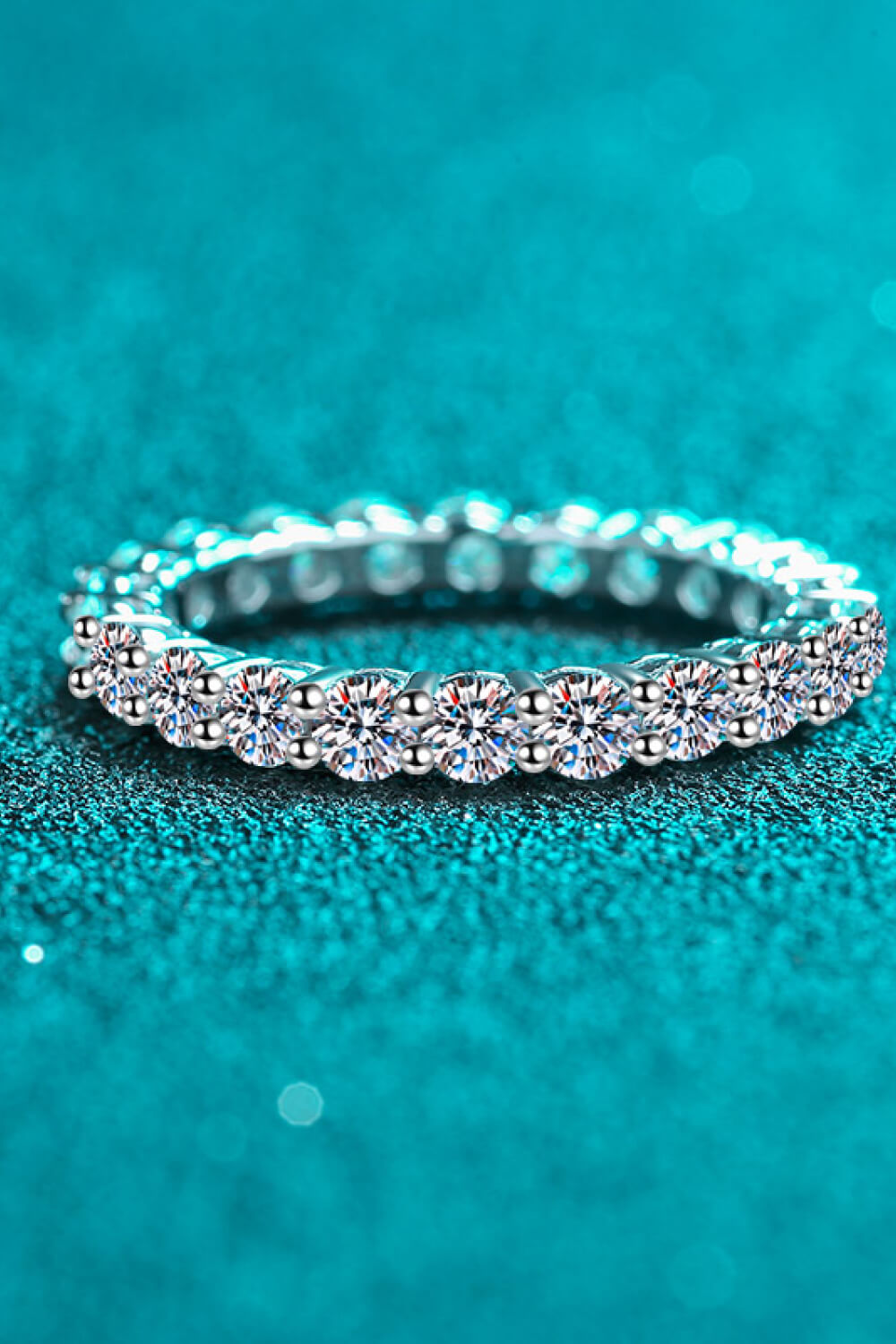 Anillo chapado en rodio con moissanita de 2,2 quilates