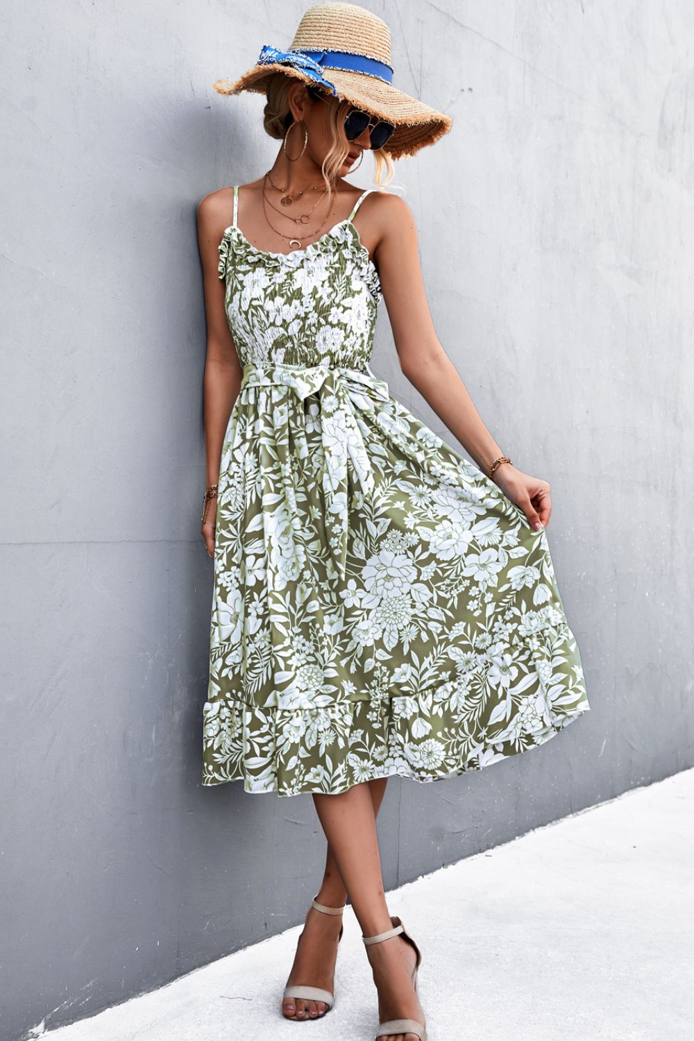Vestido de tirantes finos con escote redondo y ribete de volantes florales