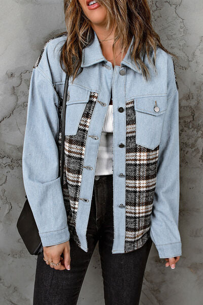 Chaqueta vaquera con botones y bolsillos a cuadros
