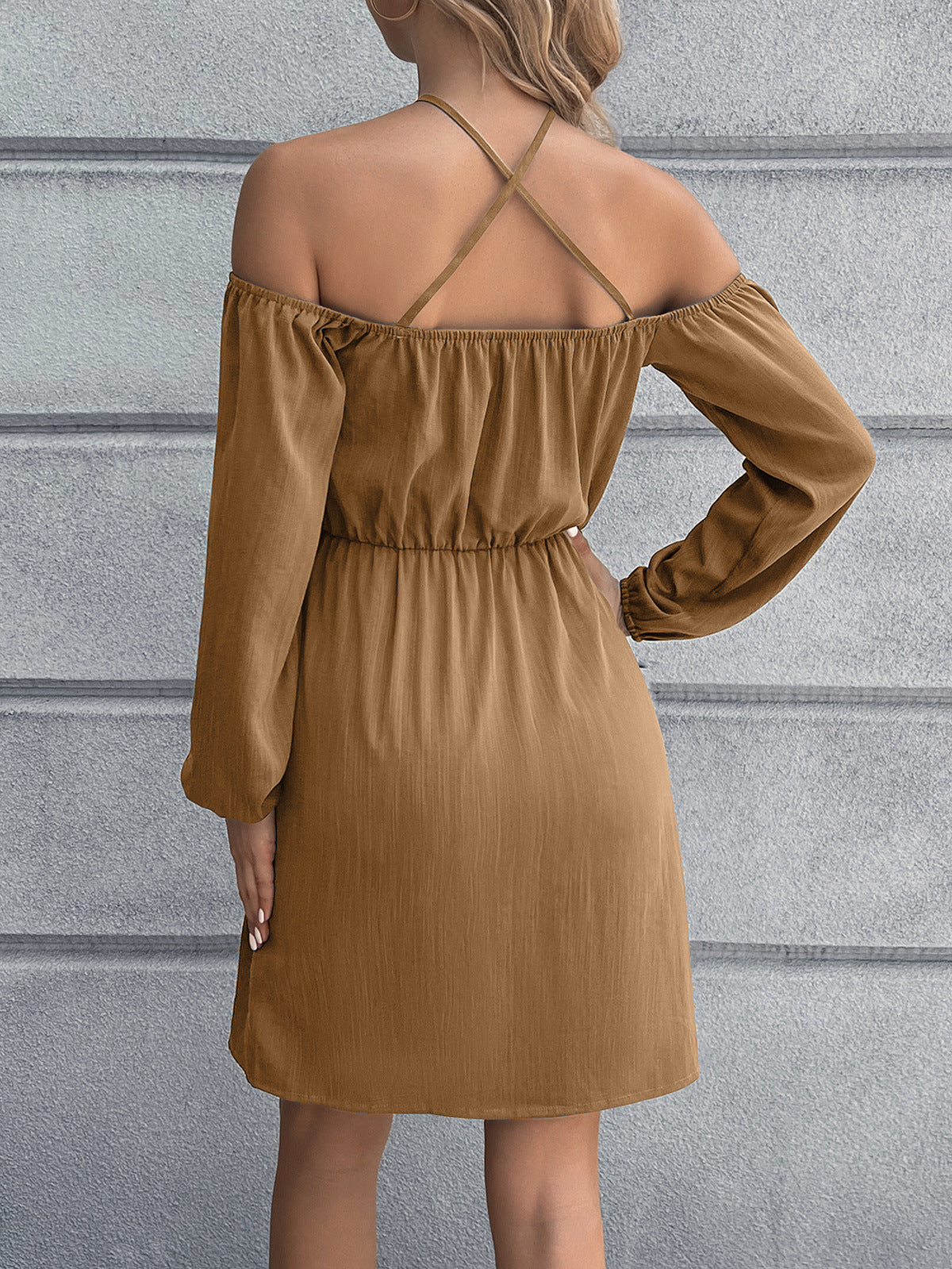 Vestido mini cruzado con hombros descubiertos