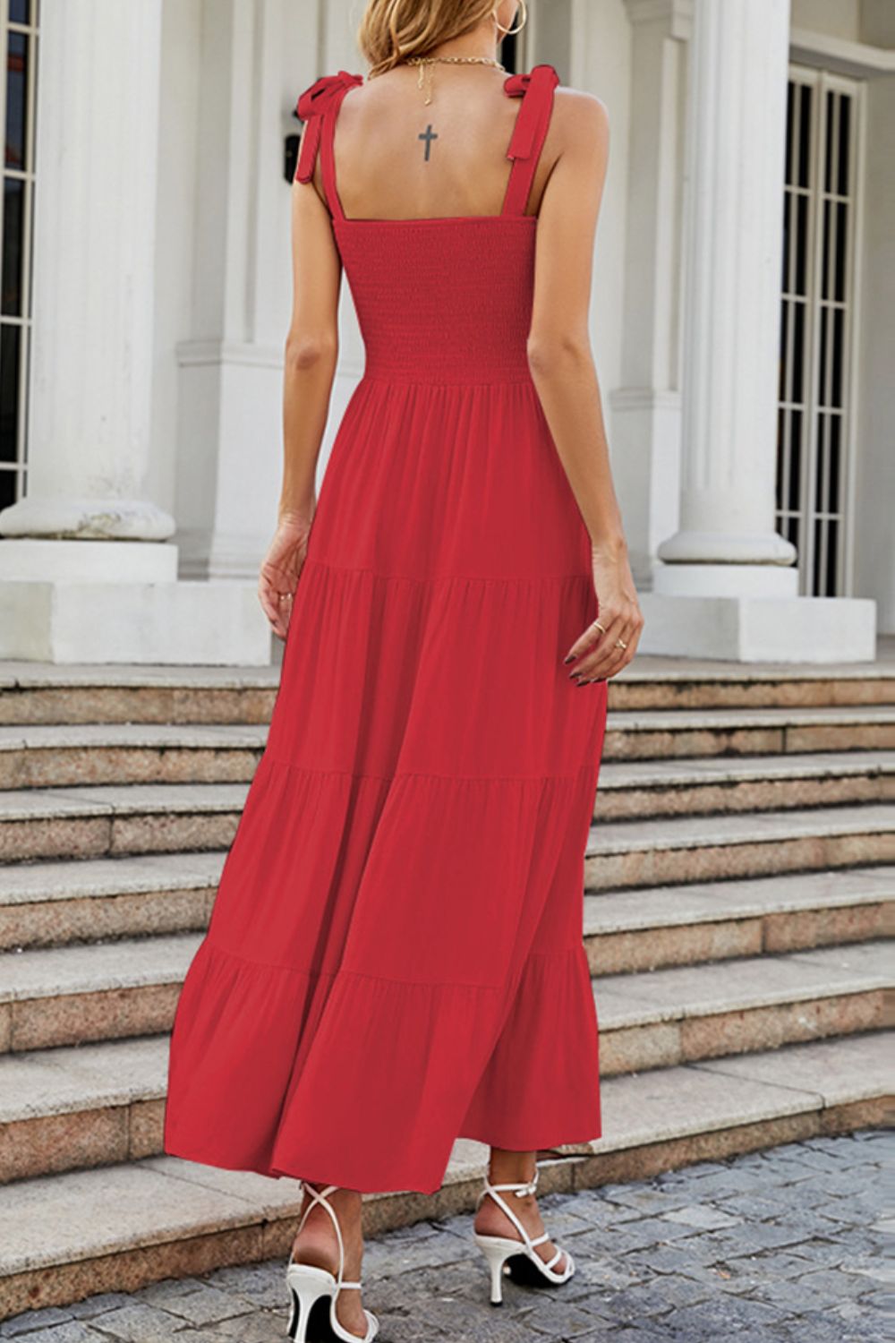 Vestido escalonado fruncido con hombros anudados