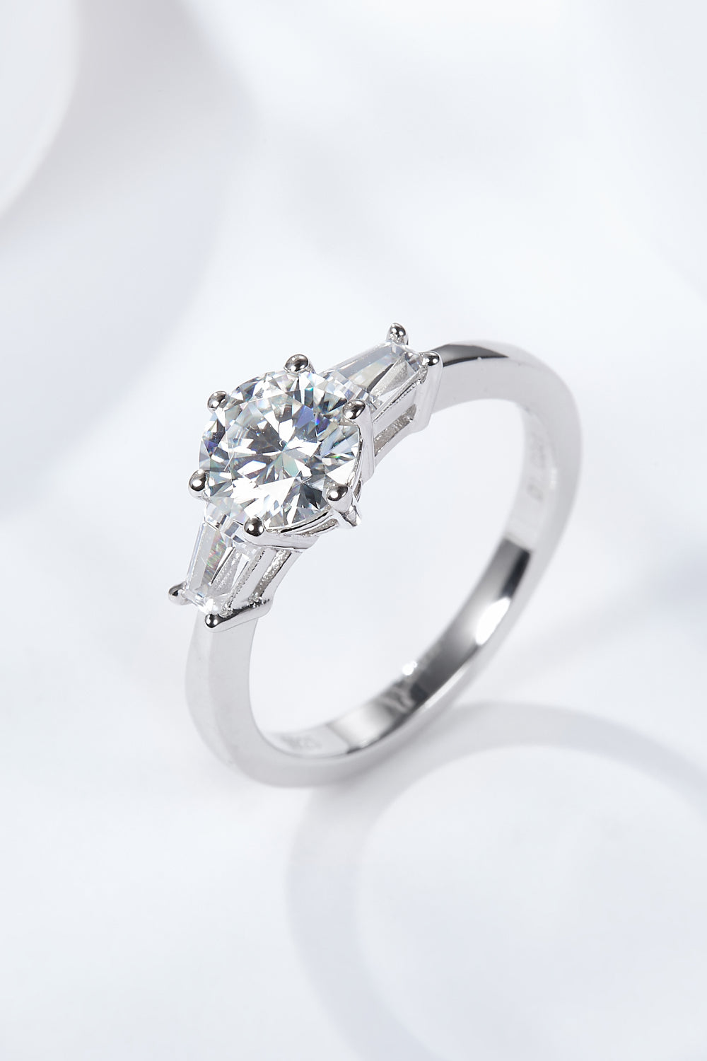 Anillo chapado en platino con moissanita de 1 quilate Loyal Love