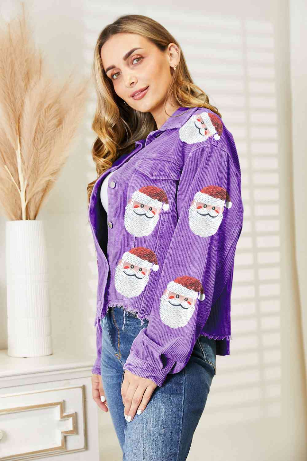 Chaqueta con dobladillo sin rematar y lentejuelas de Papá Noel