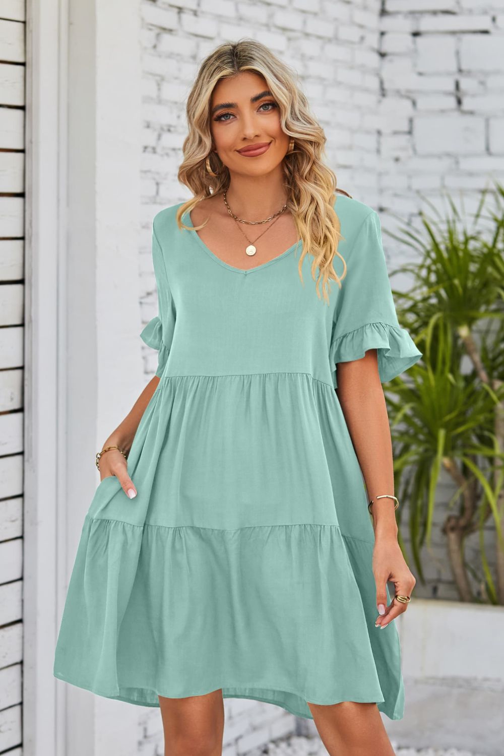 Vestido con escote en V, mangas con volantes y capas