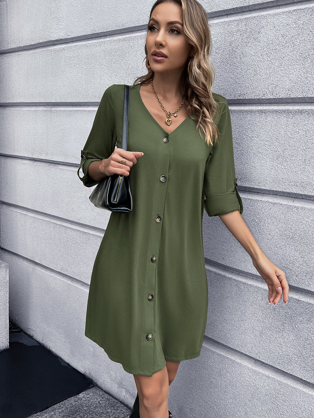 Vestido mini con cuello en V y botones