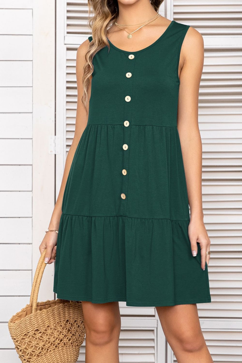 Vestido escalonado sin mangas con cuello redondo y botones decorativos