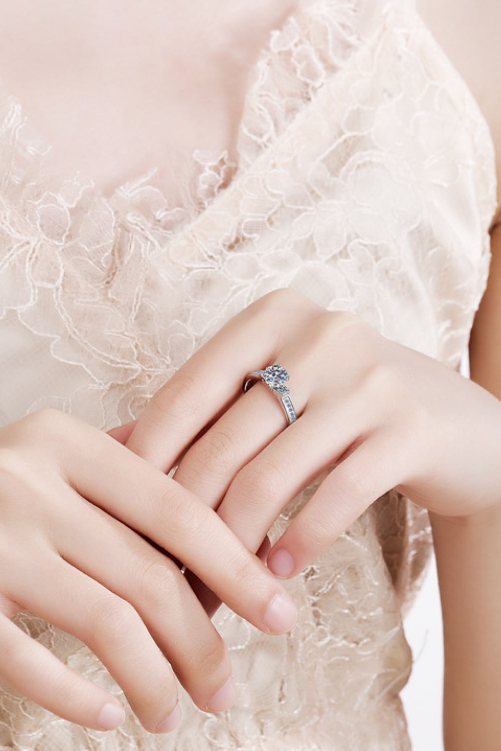 Anillo chapado en rodio Moissanite Lucky Charm