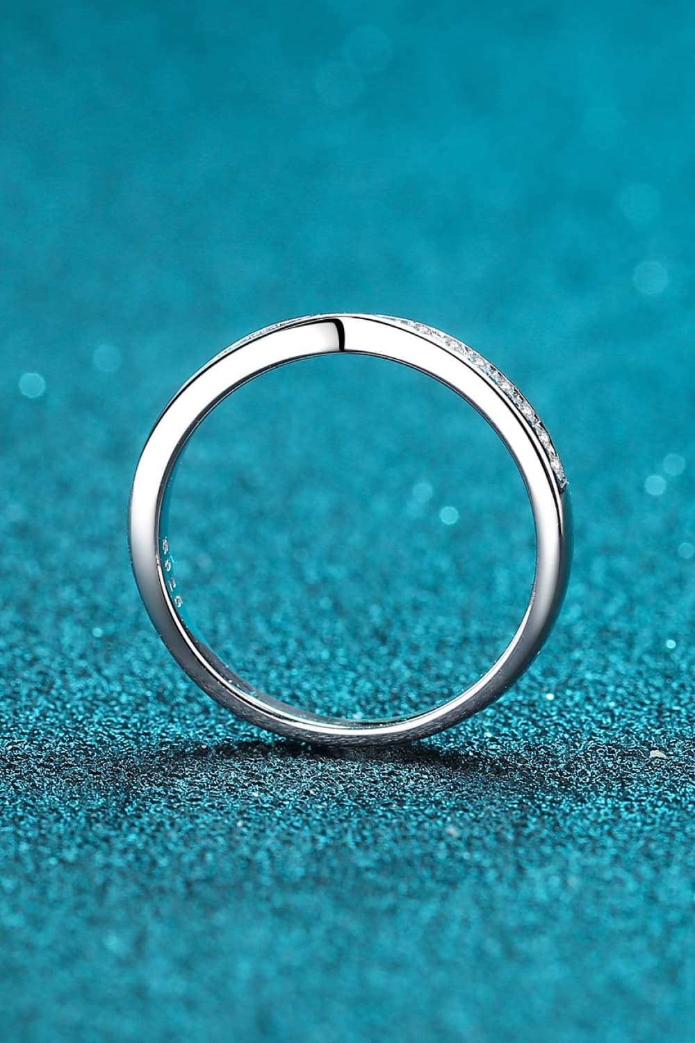 Anillo de moissanita con baño de rodio